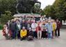 Photo de groupe de personnes âgées sur un site touristique.