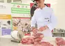 Un jeune homme ficelle un rôti de boeuf