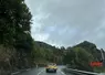 Voiture jaune sur une route à l'approche d'un virage