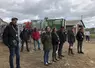 agriculteurs scrutant une démonstration de matériel