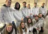 Groupe de jeunes gens en visite à Rungis, revêtus de blouse de protection