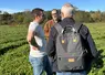 3 personnes, dont Emmanuel Lissajoux, en bordure de parcelle