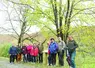 Un groupe de marcheurs le long du chemin arboré