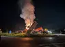 Un feu au milieu d'un rond-point la nuit