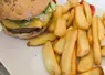 burger avec des frites.