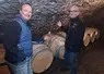 Deux vignerons devant leur production de vin du terroir