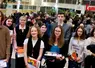 Jeunes participants en public au concours d'éloquence. 