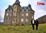 un couple marche dans le parc du jardin de Longevergne