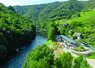 Paysage avec une rivière et des kayak