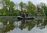 un homme et son fils dans un float tube sur un fleuve