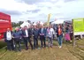 sept personnes derrière un ruban d'inauguration
