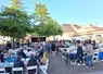 des gens attablés sur une terrasse