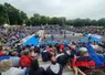 Installé dans les tribunes, le public regarde une partie de pétanque