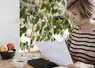 femme dans une maison qui gère des papiers