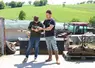 Deux hommes devant un silo de ferme faisant décoller un drone