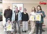Des gens en train de tenir une affiche pour un festival