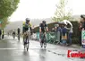 Deux cyclistes sur la ligne d'arrivée.