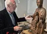 Claude Aguttes présente la statue de la vierge.