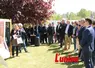 un groupe de personne dans un pré.