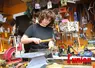 Sellière bourrelière au travail, martele les rivets d'un licol de cuir