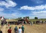 une foule sur des parcelles 