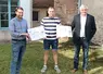 deux présidents remettent chacun un chèque de récompense à un jeune agriculteur