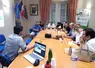 un groupe de personnes réunies autour d'une table