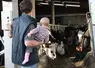 papa agriculteur avec enfant dans les bras