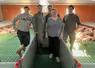 5 personnes dans un bâtiment porcin