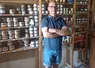 un homme dans sa boutique devant ses produits