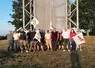 un groupe de personnes manifeste avec des drapeaux