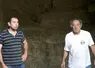 Damien et Didier Pratlong regardent leur troupeau partir