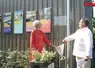 Un nhomme et une femme en train de dévoiler une plaque sur un bâtiment
