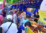 Un marché avec beaucoup de gens.