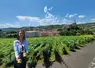 La directrice du Domaine Clos du Paradis avec les deux premières cuvées.