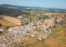 Le jour de la foire, le village de Thoras s'étend...