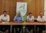 4 hommes assis à un bureau