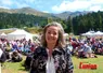 Portrait de Valérie Jousseaume avec en fond une foule colorée sur les pentes du Lioran. 