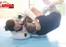 Deux personnes en train de combattre au sol