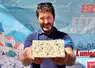 Nicolas Cussac tient dans ses mains une demi fourme de bleu d'Auvergne
