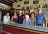 Une famille réunie autour d'un comptoir en zinc.