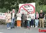 Des enseignants derrière une oancarte