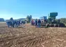 Elèves et adhérents de Cuma devant un tracteur et semoir semis-direct 6 m équipés des systèmes GPS, autoguidage, Isobus.