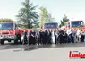 Des camions de pompiers, avec des pompiers et des alcnes à incendie
