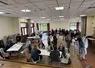 personnes réunies autour d'un buffet dans une salle des fêtes