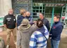 regroupement de personnes devant la préfecture