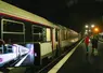 Un train de nuit en gare.