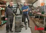deux hommes dans un atelier autour d'une bobine de moteur électrique
