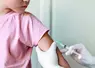 Un enfant se fait vacciner.