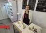 Une femme au centre avec devant elle un echantilon de fromages